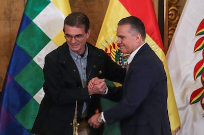 El presidente de Bolivia, Rodrigo Paz (i), saluda al nuevo ministro de Defensa, Ernesto Justiniano, este miércoles, en el Palacio de Gobierno en La Paz (Bolivia).