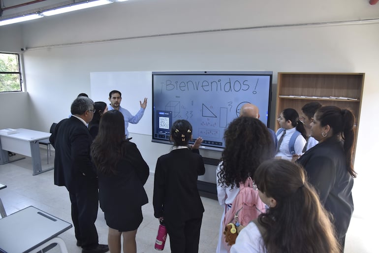 CNC: MEC presume por pizarras inteligentes, pero no capacitó a docentes para usarlas