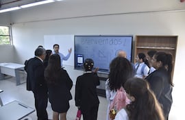 Docentes y estudiantes observan cómo puede utilizarse la pizarra inteligente, en un aula del Colegio Nacional de la Capital (CNC).
