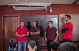 El flamante presidente de Cerro Porteño, Blas Reguera junto a su equipo dirigencial, presentándose ante el plantel de jugadores que comanda Jorge Bava.