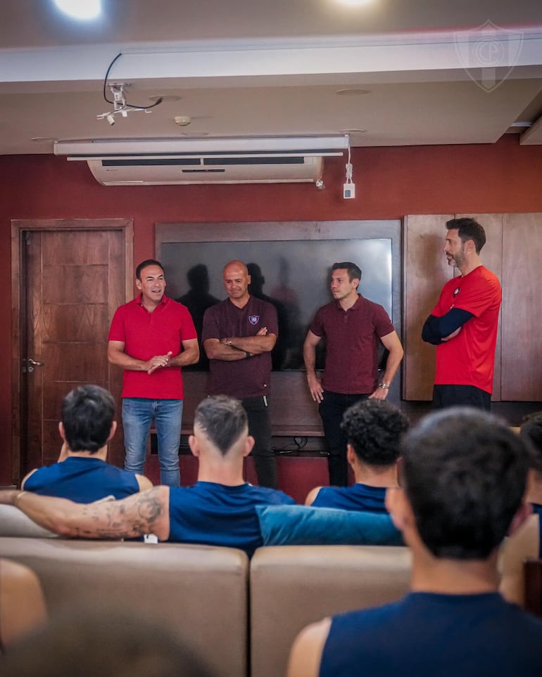 El flamante presidente de Cerro Porteño, Blas Reguera junto a su equipo dirigencial, presentándose ante el plantel de jugadores que comanda Jorge Bava.