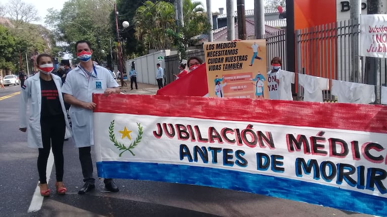 Manifestación de médicos esta mañana frente a Mburuvicha Roga.