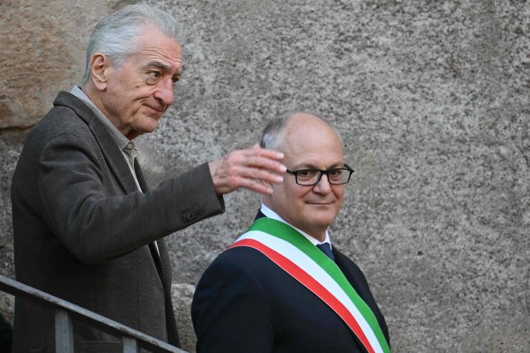 Robert De Niro camina junto al alcalde de Roma, Roberto Gualtieri, tras ser galardonado con el premio Lupa Capitolina. (Filippo MONTEFORTE / AFP)