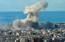 Humo sobre el sur de Beirut, Líbano, durante un bombardeo israelí en noviembre de 2024.