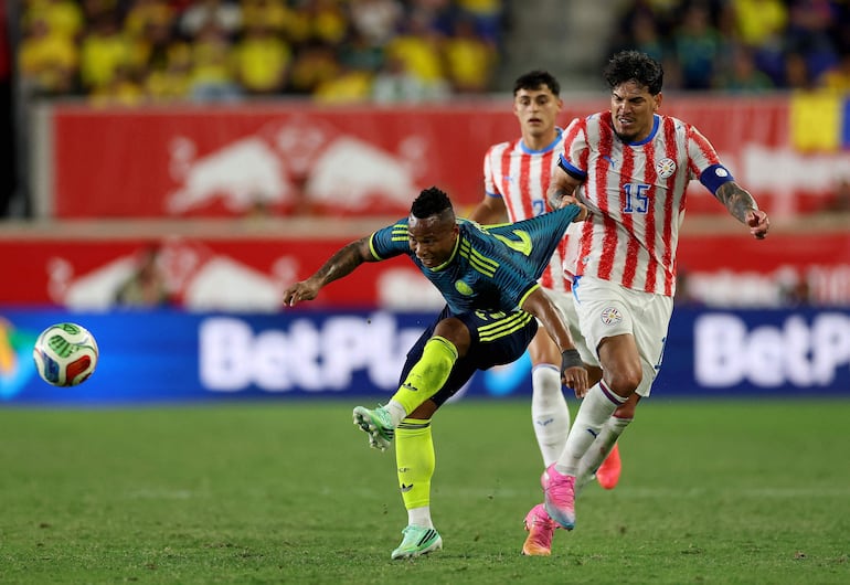 Jaminton Campaz de Colombia intenta un remate mientras Gustavo Gómez de Paraguay defiende durante el segundo tiempo de un partido amistoso internacional entre Colombia y Paraguay en el Sports Illustrated Stadium, en Harrison, Nueva Jersey.