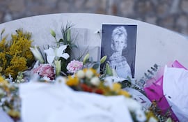 Una fotografía impresa de Brigitte Bardot, exactriz francesa, se ve en su tumba después de su funeral en Saint-Tropez, Francia, el 7 de enero de 2026. (EFE/EPA/SEBASTIEN NOGIER)