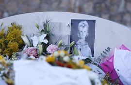 Una fotografía impresa de Brigitte Bardot, exactriz francesa, se ve en su tumba tras su funeral en Saint-Tropez, Francia, el 7 de enero de 2026.