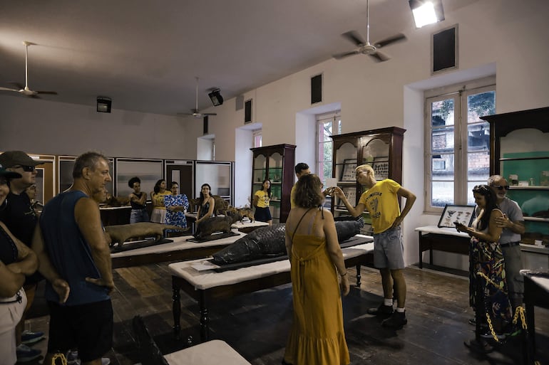 El guía turístico Roderick conversa con un grupo de turistas durante un recorrido guiado por los escenarios de la película “O Agente Secreto” (El agente secreto) en el centro de la ciudad de Recife, en el estado de Pernambuco, Brasil, el 13 de febrero de 2026.