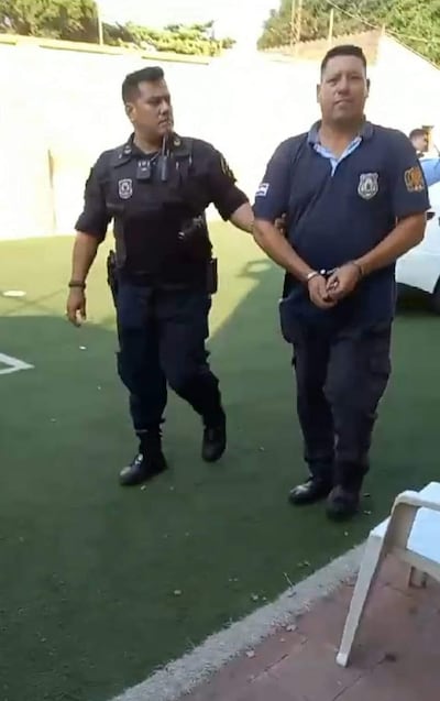 Nicolás Ovelar Toledo, esposado y detenido, en 2023, luego de intentar introducir marihuana y caña a UPIE.