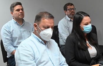 Pedro Gómez de la Fuente, ex gerente regional del Indert; detrás del ex gerente de Créditos Carlos María Soler (con tapabocas), condenados por corrupción.