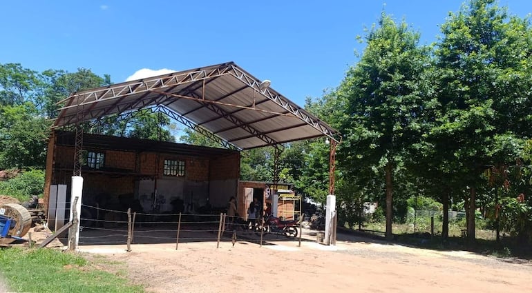 Desconocidos habrían sustraído cubiertas de la Gomería San Cayetano, en La Colmena.