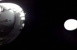 Esta captura de pantalla tomada de una transmisión en vivo de la NASA muestra la nave espacial Orion spacecraft y la Luna el 6 de abril de 2026.