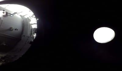 Esta captura de pantalla tomada de una transmisión en vivo de la NASA muestra la nave espacial Orion spacecraft y la Luna el 6 de abril de 2026.