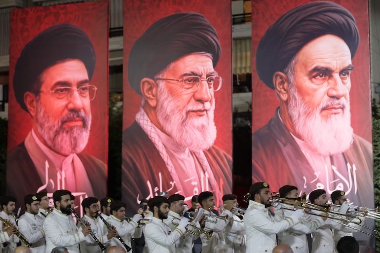 Imágenes de los ayatolás desde la instauración de la revolución islámica en Irán: el actual líder supremo, Mojtaba Jamenei, Ali Jamenei (C)  y Ruhollah Jomeini (d).
