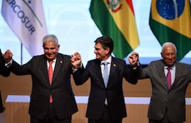 (De izq. a der.) El presidente de Panamá, José Raúl Mulino, el presidente de Bolivia, Rodrigo Paz, y el presidente del Consejo Europeo, Antonio Costa, posan para la foto oficial al término de la ceremonia de firma del acuerdo comercial entre la Unión Europea y el Mercosur.