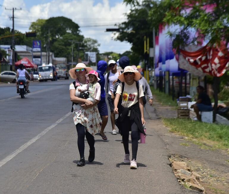 Pese a las recomendaciones de Salud, se ven a muchos niños y adultos mayores entre los peregrinos que van camino a la Basílica de Caacupé en este caluroso miércoles.