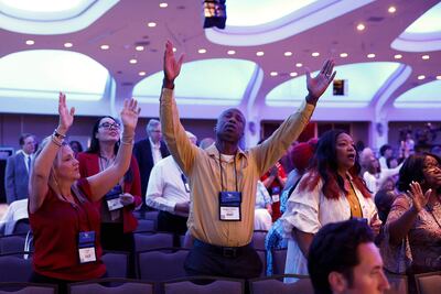Los miembros de la multitud cantan al comienzo de la conferencia Faith and Freedom Road to Majority en el Washington Hilton el 21 de junio de 2024 en Washington, DC. El grupo cristiano conservador recibió hoy a una serie de miembros del Congreso y candidatos políticos para hablar sobre las próximas elecciones de 2024.