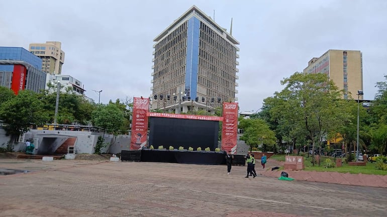 Silenciosa Asunción esperando la hs de partido.