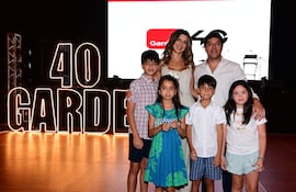 Didier jr., Bruna y Enzo Arias junto a sus padres Tere Codas y Didier Arias en compañía de Athina Ganser.