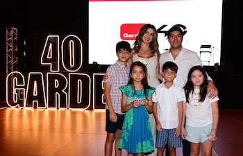 Didier jr., Bruna y Enzo Arias junto a sus padres Tere Codas y Didier Arias en compañía de Athina Ganser.