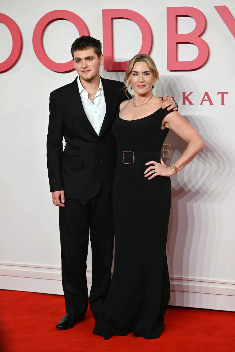 Joe Anders y su orgullosa madre Kate Winslet llegaron así se elegantes a la premier mundial de "Goodbye June". (JUSTIN TALLIS / AFP)