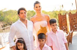 La cumpleañera Tere Codas junto a su esposo Didier Arias y sus tres hijos: Didi, Bruna y Renzo.