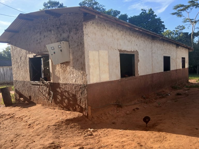 Un pabellón con riesgo de derrumbe se sigue utilizando en la Escuela Pikykua.