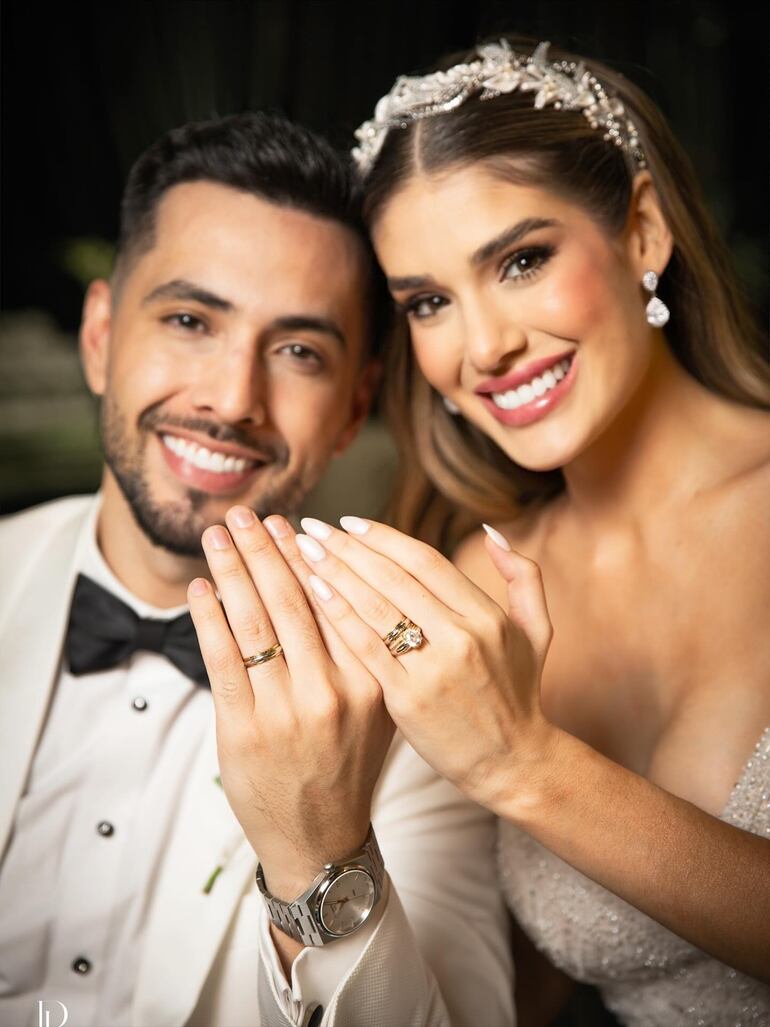 Jorge Escobar y Betha Borba muestran sonrientes sus anillos de casados. (Instagram/Reflejos - Cobertura de eventos)