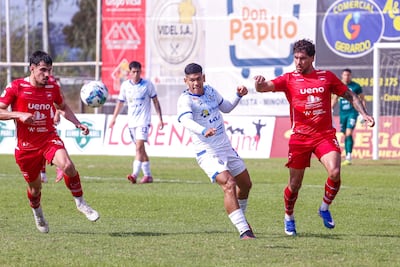 Brahian Fernández, mediocampista de Sol de América, en medio de Esteban Maidana (i) y Víctor Velazco.