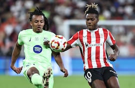 Barcelona's French defender #23 Jules Kounde fights for the ball with Athletic Bilbao's Spanish forward #10 Nico Williams during the Spanish Super Cup semi-final football match between Athletic Bilbao and Barcelona at the King Abdullah Sport City in Jeddah on January 8, 2025. (Photo by FADEL SENNA / AFP)