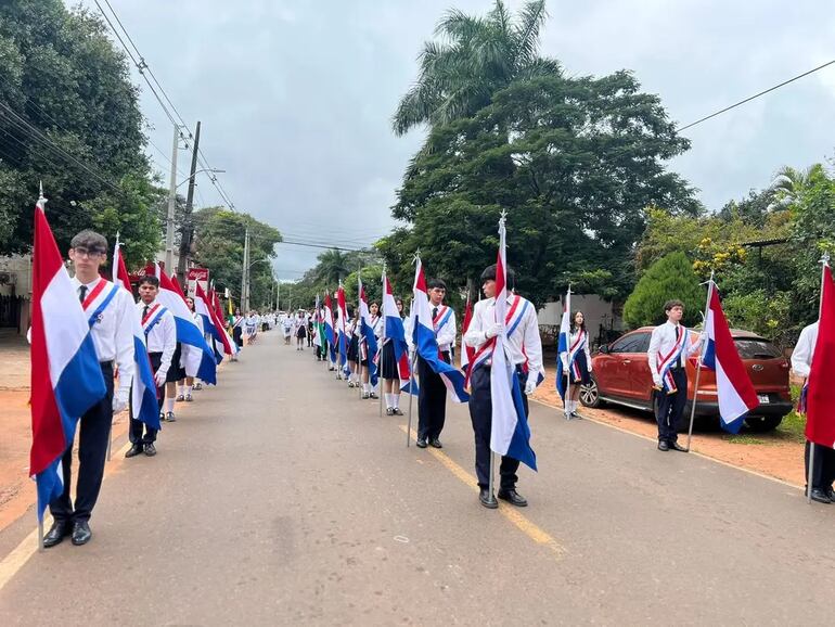 Cada estudiante se destacó con su uniforme de gala, luciendo una presentación impecable que reflejó orden, elegancia y el compromiso de la comunidad educativa con la celebración.