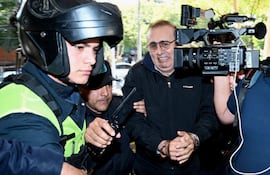 El exsenador Erico Galeano ingresando en el Departamento Judicial de la Policía Nacional.