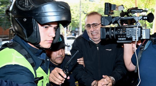 Erico Galeano, esposado y conducido a una dependencia policial. Foto de AFP