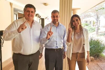 El diputado Esteban Samaniego y de su esposa, Patricia Corvalán junto al presidente Mario Abdo Benítez.