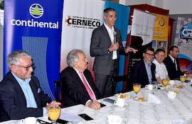 Miembros de Cerneco junto con el ministro Riquelme y su equipo.