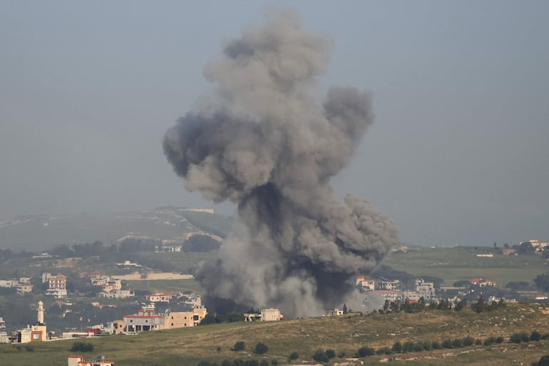 Humo se eleva del sitio de un bombardeo israelí ayer lunes en el sur de Líbano.