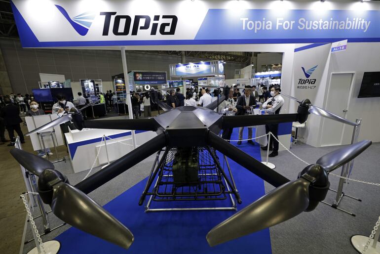Un prototipo de dron industrial de carga pesada se exhibe en el estand de Topia durante la Japan Drone Expo 2026 en Chiba, cerca de Tokio, Japón, el 3 de junio de 2026.