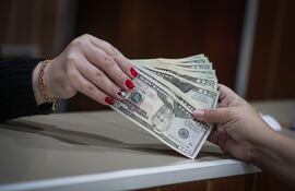 Las transferencias de fondos de nuevos endeudamientos para cubrir deudas vencidas, aumentó 128,5% al final del séptimo mes del año.