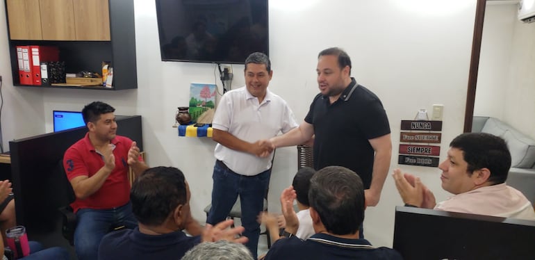 Carlos Roa saluda al intendentable Hugo Farías el día que anunció su apoyo al movimiento "Somos Luque".