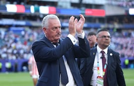 Gustavo Alfaro, seleccionador de Paraguay, aplaude a los aficionados tras la derrota por 0-1 durante el partido de los octavos de final de la Copa Mundial de la FIFA 2026 entre Paraguay y Francia en el Philadelphia Stadium.