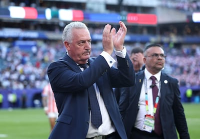 Gustavo Alfaro, seleccionador de Paraguay, aplaude a los aficionados tras la derrota por 0-1 durante el partido de los octavos de final de la Copa Mundial de la FIFA 2026 entre Paraguay y Francia en el Philadelphia Stadium.