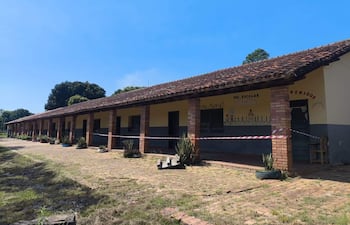En Carapeguá, los alumnos comenzarán el año lectivo con el riesgo de derrumbe de un bloque en la Escuela Básica N° 919 “Prof. Melania Zarza de Ramírez”, en la compañía Aguai’y.