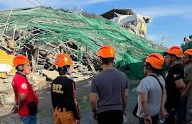 612
Esta fotografía, distribuida el 24 de mayo de 2026 a través de la página de Facebook de la Oficina de Información Pública de la Ciudad de Ángeles, muestra a rescatistas junto a un edificio derrumbado en la ciudad de Ángeles, provincia de Pampanga.