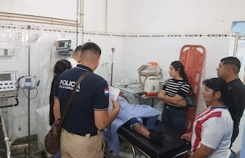 Policías entrevistan a la víctima en el Hospital de Santa Rosa del Aguaray