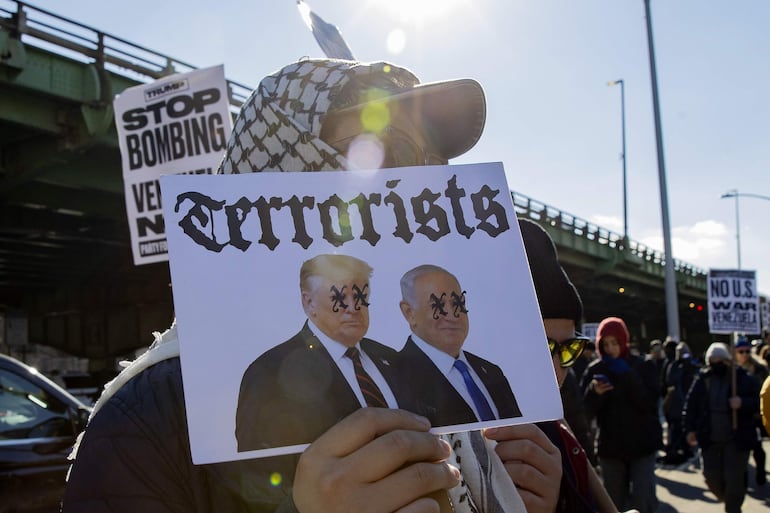 AME2147. NUEVA YORK (ESTADOS UNIDOS), 04/01/2026.- Una persona sostiene un cartel durante una protesta frente al Centro Metropolitano de Detención de Brooklyn (MDC), donde se encuentra el presidente de Venezuela, Nicolás Maduro, este domingo en Nueva York (EE.UU.). EFE/ Angel Colmenares
