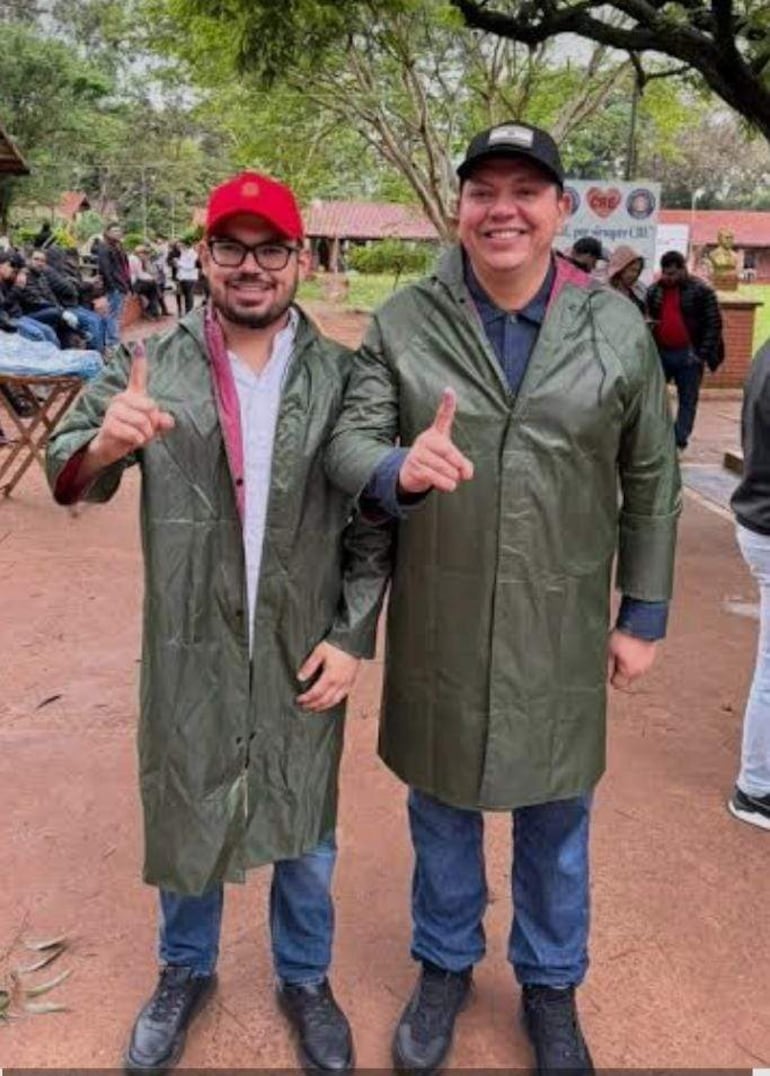El concejal electo de Pedro Juan Caballero, Paulo Acosta (ANR), junto a su tío y padrino político, el gobernador de Amambay, "Juancho" Acosta (ANR).