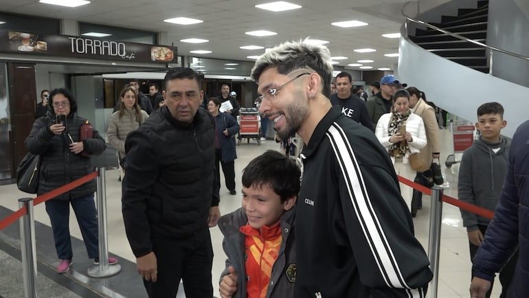 Julio Enciso (i), futbolista de la selección de Paraguay, durante la llegada al Aeropuerto Internacional Silvio Pettirossi.
