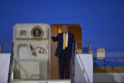 El presidente estadounidense Donald Trump desembarca del Air Force One a su llegada al Aeropuerto Internacional de Haneda en Tokio, Japón.