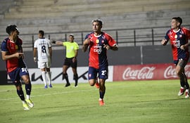 El delantero Jonatan "Bocón" Torres, festeja el tanto ganador de Cerro Porteño sobre Sportivo Ameliano, en medio de Cecilio Domínguez y Juan Manuel Iturbe.