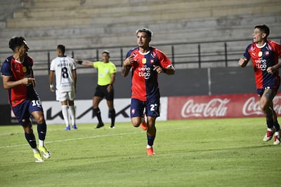 El delantero Jonatan "Bocón" Torres, festeja el tanto ganador de Cerro Porteño sobre Sportivo Ameliano, en medio de Cecilio Domínguez y Juan Manuel Iturbe.